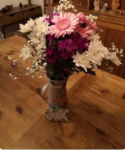 Bouquet de gerberas roses et chrysanthèmes blancs offert par Préférence Fleurs, photo cliente
