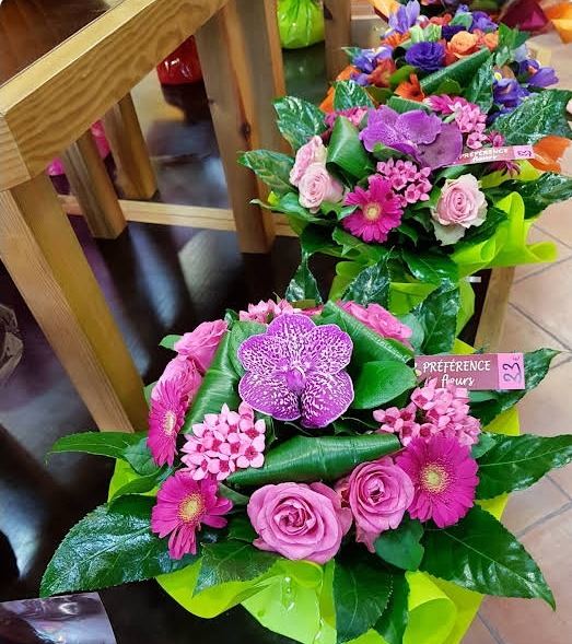 Composition florale rose et violette avec orchidée Vanda, réalisée par Préférence Fleurs