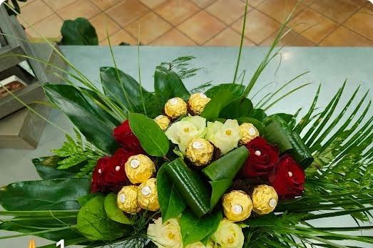 Bouquet de roses rouges et blanches et chocolats Ferrero Rocher pour occasion spéciale